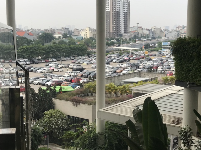 Black Friday: Xếp hàng 20 phút để thanh toán, ô tô không còn chỗ đậu - 9 Bãi đỗ xe chật kín chỉ sau gần 1 giờ mở cửa