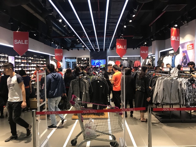 Black Friday: Xếp hàng 20 phút để thanh toán, ô tô không còn chỗ đậu - 2 Cửa hàng thể thao luôn đông khách