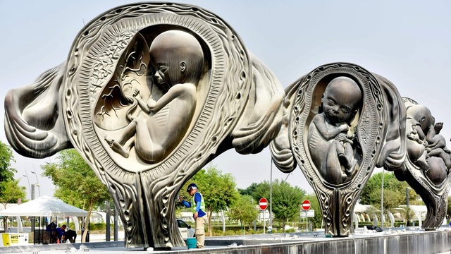 Công trình điêu khắc quá trình phát triển thai nhi trong tử cung gây tranh cãi - 1 Công trình gồm 14 bức tượng đồng khổng lồ, mô phỏng quá trình phát triển của thai nhi