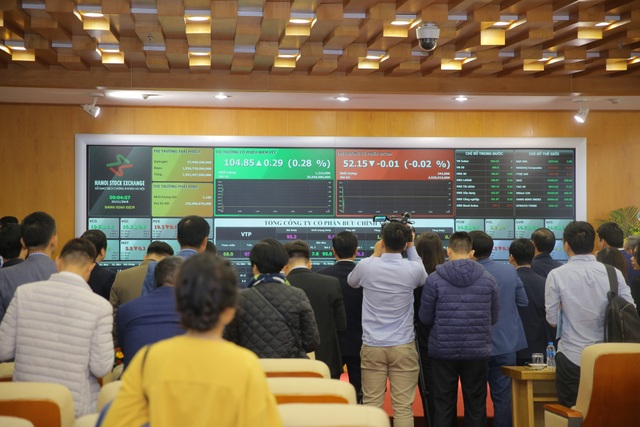 Viettel Post niêm yết trên sàn chứng khoán với giá trị 3.000 tỷ đồng - 2
Một trong những phiên giao dịch đầu tiên của cổ phiếu Viettel Post.