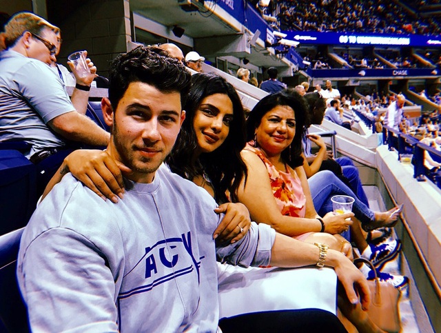 Hoa hậu thế giới đón lễ Tạ Ơn bên bạn trai kém 10 tuổi - 5
Mẹ của Priyanka Chopra (ngoài cùng bên phải) hoàn toàn tin vào lựa chọn của con gái, bà hết lời khen con rể tương lai Nick Jonas chu đáo, lịch thiệp