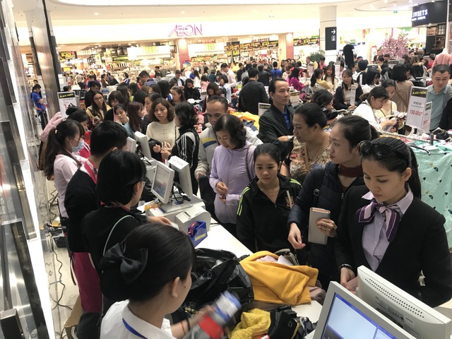 Black Friday: Xếp hàng 20 phút để thanh toán, ô tô không còn chỗ đậu - 4 Cảnh xếp hàng 20 phút để thanh toán