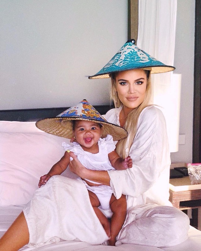 Khloe Kardashian đón lễ Tạ Ơn bên bạn trai - 1
Khloe Kardashian cùng con gái cưng True đón lễ Tạ ơn năm nay tại Cleveland