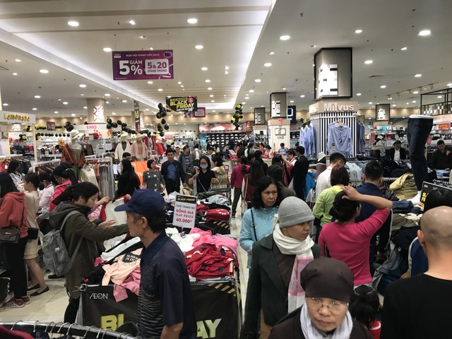 Black Friday: Xếp hàng 20 phút để thanh toán, ô tô không còn chỗ đậu - 6 Black Friday: Xếp hàng 20 phút để thanh toán, ô tô không còn chỗ đậu - 6