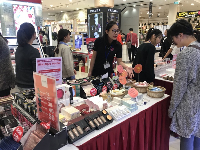 Black Friday: Xếp hàng 20 phút để thanh toán, ô tô không còn chỗ đậu - 7 Bất kể mặt hàng nào cũng giảm giá