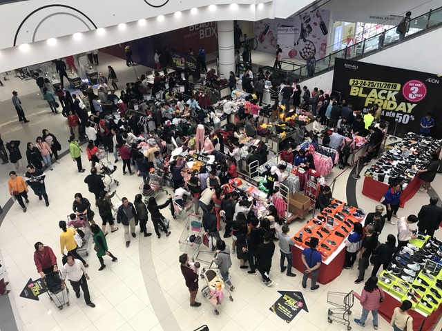 Black Friday: Xếp hàng 20 phút để thanh toán, ô tô không còn chỗ đậu - 5 Rất đông khách hàng đến từ sớm để mua hàng