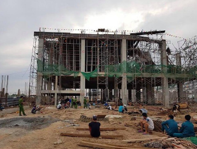 Sàn bê tông hàng chục tấn đổ sập, 5 người thương vong - 2 Nhiều công nhân may mắn thoát nạn khi sàn bê tông đổ sập xuống.