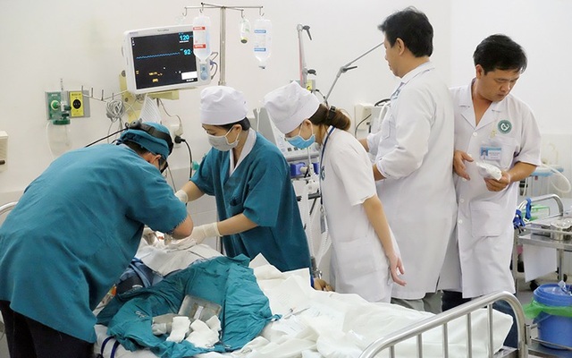 Phú Yên khắc phục tình trạng thiếu bác sĩ - 1
Các bác sĩ Bệnh viện đa khoa Phú Yên thực hiện một ca cấp cứu.