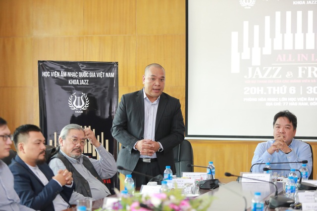 NSƯT Quốc Tuấn: “Bôm vẫn bị kích động mỗi khi gặp chuyện hào hứng” - 1 TS Nguyễn Tiến Mạnh (đứng) trong buổi gặp gỡ báo chí sáng 23/11.