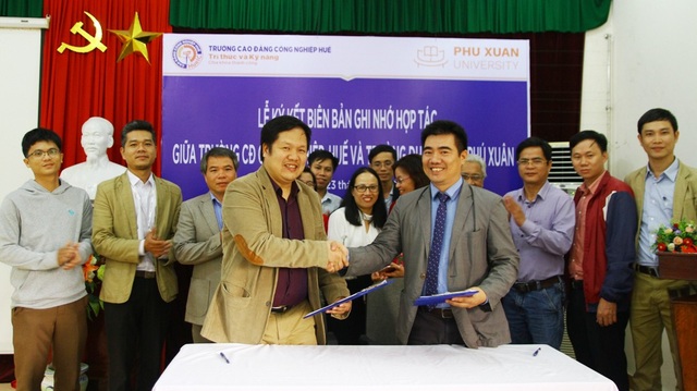 Cao đẳng Công nghiệp Huế và Đại học Phú Xuân ký hợp tác đào tạo, tuyển dụng - 1 Đại diện 2 trường ký biên bản ghi nhớ hợp tác
