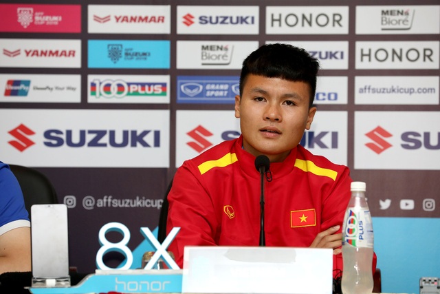Việt Nam 3-0 Campuchia: Giành ngôi đầu bảng - 37
Quang Hải háo hức khi được trở lại sân Hàng Đẫy