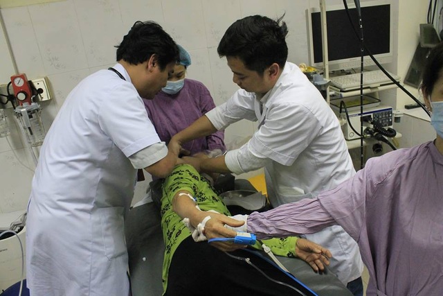 Ngậm đá nano chữa bách bệnh, nữ bệnh nhân hóc dị vật phải cấp cứu - 1 Ngậm đá nano chữa bách bệnh, nữ bệnh nhân hóc dị vật phải cấp cứu - 1