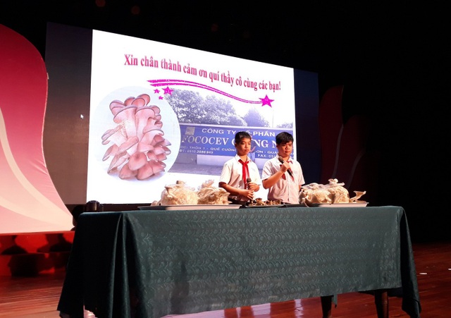 Học sinh Đà Nẵng thi sáng kiến ứng dụng giải quyết các vấn đề môi trường - 1 Các học sinh trình bày sản phẩm, sáng kiến tại phiên khai mạc vòng chung kết Cuộc thi sáng kiến ứng dụng giải quyết vấn đề về môi trường