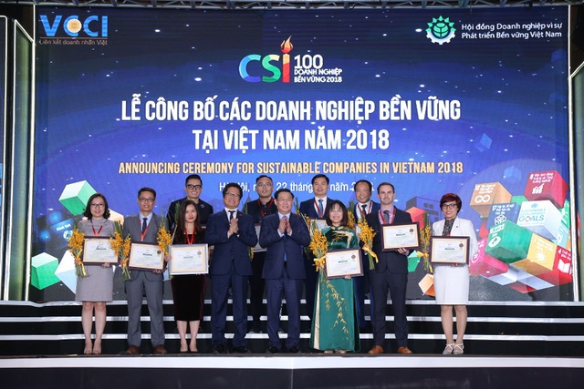 Công bố 100 doanh nghiệp bền vững tại Việt Nam 2018 - 1
Lễ công bố doanh nghiệp bền vững năm nay không chỉ chứng kiến 100 gương mặt tiêu biểu của cộng đồng doanh nghiệp Việt Nam được biểu dương, trong đó bên cạnh những cái tên quen thuộc, cũng có rất nhiều doanh nghiệp mới được xướng danh “Doanh nghiệp bền vững”.
