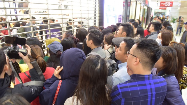 "Thượng đế" chui cửa, chen nhau giành mua hàng hiệu giảm giá ngày Black Friday - 6
Trong ngày Black Friday, hầu hết các cửa hiệu đều giảm giá, thu hút lượng lớn khách đến mua sắm. Một gian hàng chật kín người mua hàng, khiến nhiều khách phải đứng ngoài chờ đợi đến lượt mình.