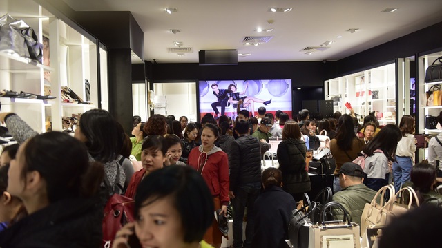 "Thượng đế" chui cửa, chen nhau giành mua hàng hiệu giảm giá ngày Black Friday - 14 Ai cũng cố chọn cho mình món hàng yêu thích nhất trong ngày siêu giảm giá này.