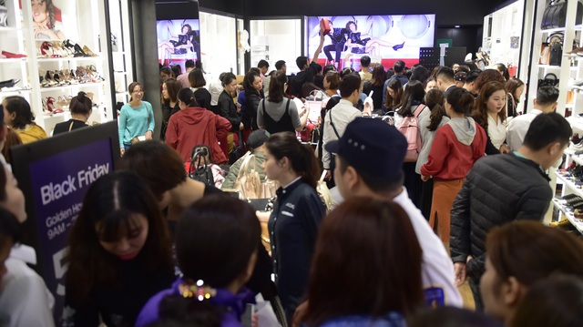 "Thượng đế" chui cửa, chen nhau giành mua hàng hiệu giảm giá ngày Black Friday - 7
Khu vực giầy dép và túi xách, hàng hiệu luôn thu hút được người mua bởi giá thành rất hấp dẫn sau khi giảm giá. Một cửa hàng bán túi xách, giầy chật kín khách hàng.
