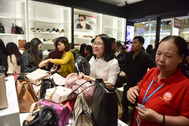 "Thượng đế" chui cửa, chen nhau giành mua hàng hiệu giảm giá ngày Black Friday - 13 Khu vực túi xách luôn là chỗ chị em lựa chọn đầu tiên.