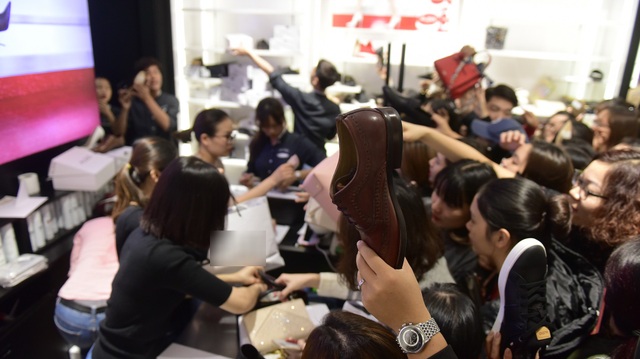 "Thượng đế" chui cửa, chen nhau giành mua hàng hiệu giảm giá ngày Black Friday - 8
Nhiều người chen chúc chọn đồ: Nếu mình lưỡng lự chưa mua luôn, ngay lập tức có người đã mua món đồ đó, nên mua hàng ngày giảm giá này phải mua nhanh, quyết đoán, một người mua hàng chia sẻ.