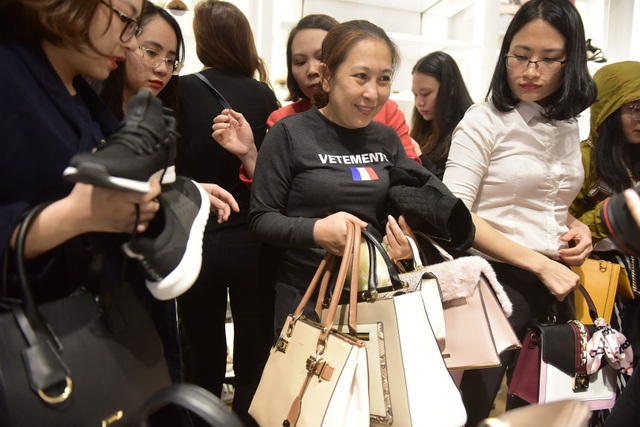 "Thượng đế" chui cửa, chen nhau giành mua hàng hiệu giảm giá ngày Black Friday - 15
Một khách hàng thích thú khi lựa chọn cho mình được sản phẩm ưng ý.