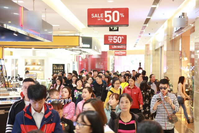"Thượng đế" chui cửa, chen nhau giành mua hàng hiệu giảm giá ngày Black Friday - 4 Dòng người đổ về trung tâm thương mại săn nhưng món đồ giá trị được giảm giá khủng nhân ngày Black Friday.