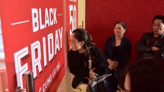 "Thượng đế" chui cửa, chen nhau giành mua hàng hiệu giảm giá ngày Black Friday - 2
Chưa đến giờ mở cửa, hàng trăm khách hàng đã tập trung bên ngoài.
Black Friday là ngày Thứ Sáu của tuần thứ tư trong tháng 11 hàng năm. Ngày này được coi là ngày vàng mua sắm cho các tín đồ shopping trên thế giới.