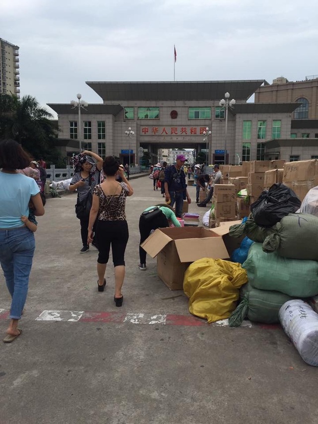Thờ ơ với Black Friday, nhiều cửa hàng tuyên bố không “nuôi báo cô” đội quảng cáo - 4 3 tháng cuối năm là thời điểm bùng nổ của hàng hoá qua biên giới
