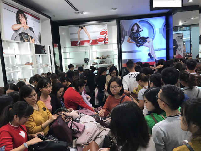 Thờ ơ với Black Friday, nhiều cửa hàng tuyên bố không “nuôi báo cô” đội quảng cáo - 2 Đi ngược với xu thế giảm giá, nhiều cửa hàng đang giữ giá thương hiệu