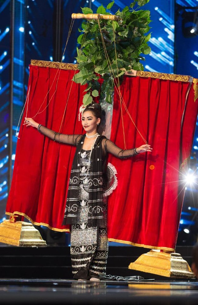 20 bộ trang phục dân tộc lạ kỳ… “hài hước đến khó tin” - 18
Miss Universe 2016 - người đẹp Myanmar (với thiết kế này, người đẹp Myanmar đã giành giải Trang phục Dân tộc Ấn tượng nhất)