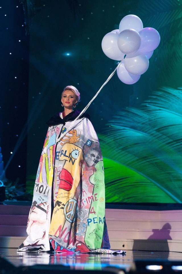 20 bộ trang phục dân tộc lạ kỳ… “hài hước đến khó tin” - 4
Miss Universe 2014 - người đẹp Đức: Rất khó gọi tên ý tưởng của bộ trang phục này.