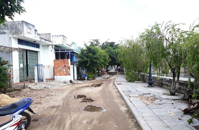 20 năm, TP Quy Nhơn không làm xong một… con đường (!?) - 4 Nếu lấy thêm 20m, nhiều hộ dân sẽ phải giải tỏa trắng nên người dân phản ứng.