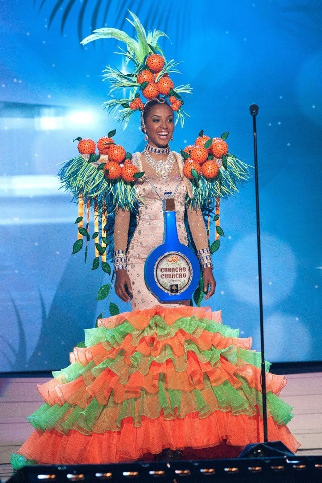 20 bộ trang phục dân tộc lạ kỳ… “hài hước đến khó tin” - 9
Miss Universe 2014 - người đẹp Curacao