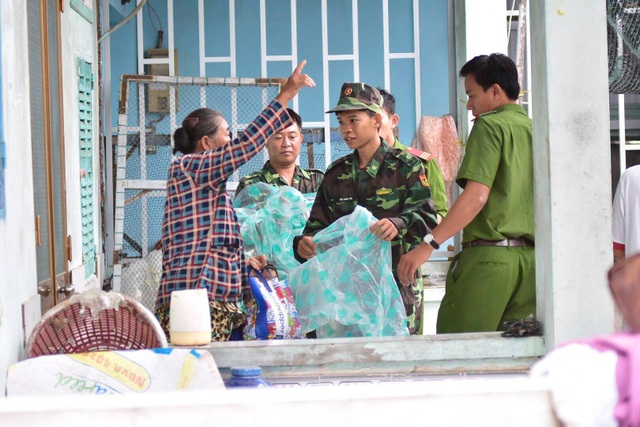 Cần Giờ bắt đầu mưa lớn, hoàn tất đưa dân đến nơi trú bão - 7 Cần Giờ bắt đầu mưa lớn, hoàn tất đưa dân đến nơi trú bão - 7