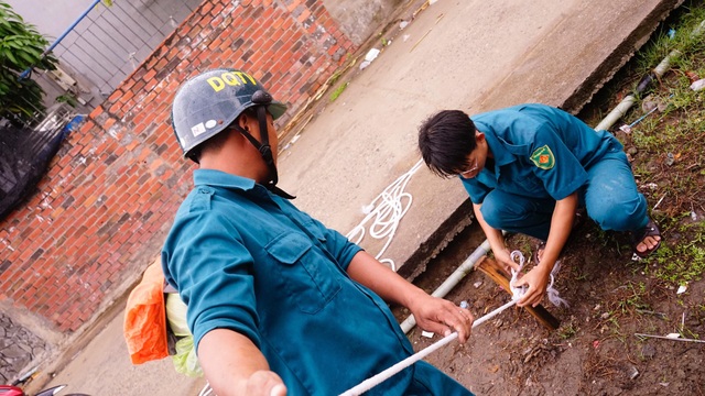Cần Giờ bắt đầu mưa lớn, hoàn tất đưa dân đến nơi trú bão - 13 Cần Giờ bắt đầu mưa lớn, hoàn tất đưa dân đến nơi trú bão - 13