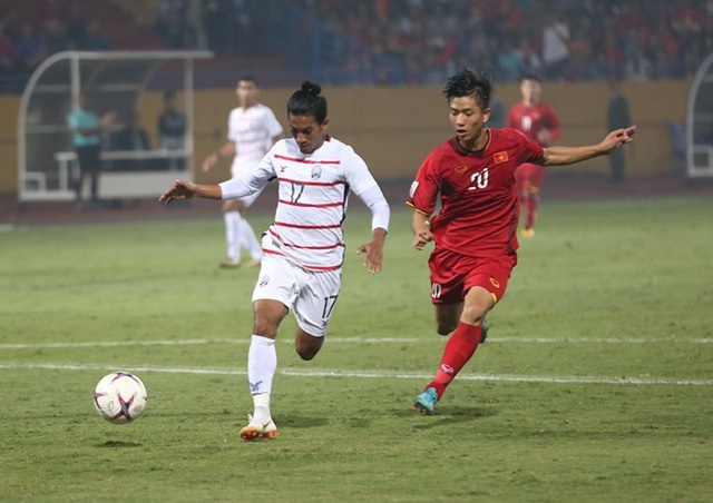 Việt Nam 3-0 Campuchia: Giành ngôi đầu bảng - 9
Campuchia có phần lúng túng sau khi bị dẫn 2 bàn