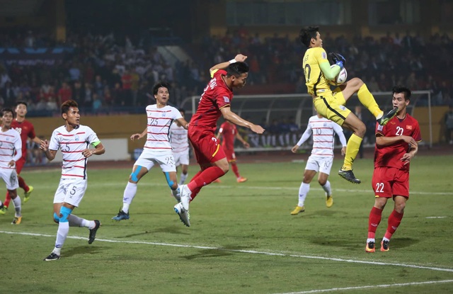 Việt Nam 3-0 Campuchia: Giành ngôi đầu bảng - 6
Đội tuyển Việt Nam chủ động chơi chậm ở hiệp 2