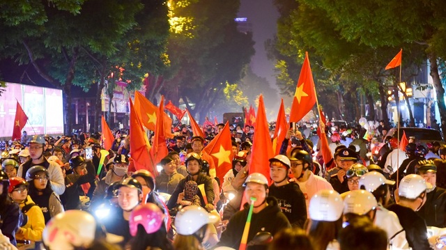 Hàng nghìn cổ động viên đổ về hồ Gươm ăn mừng chiến thắng trước Campuchia - 5 Càng ngày hai tuyến phố Hàng Bài, phố Huế càng đông, giao thông ở dây ùn tắc.
