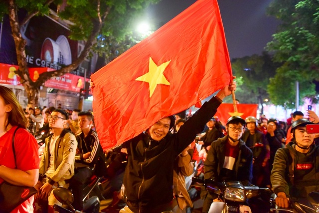 Hàng nghìn cổ động viên đổ về hồ Gươm ăn mừng chiến thắng trước Campuchia - 6 Anh Huy ở Bắc Ninh cho biết:tôi rất vui mừng vì trận đấu thắng đậm của đội tuyển Việt Nam, tôi từ chỗ trọ lên thằng Hồ Gươm để ăn mừng chiến thắng cùng các bạn tôi.