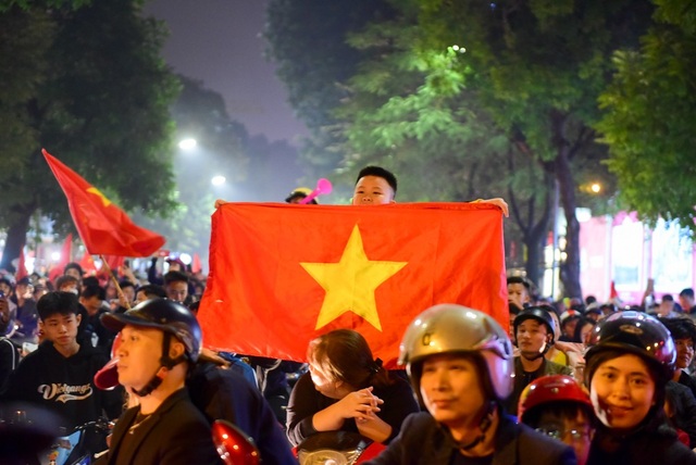 Hàng nghìn cổ động viên đổ về hồ Gươm ăn mừng chiến thắng trước Campuchia - 7 Hàng nghìn cổ động viên đổ về hồ Gươm ăn mừng chiến thắng trước Campuchia - 7