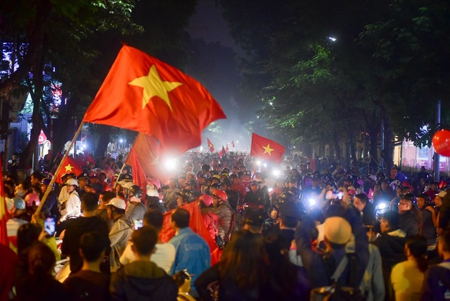 Hàng nghìn cổ động viên đổ về hồ Gươm ăn mừng chiến thắng trước Campuchia - 8 Càng về khuya những người hâm mộ càng đổ dồn xuống đường đông.