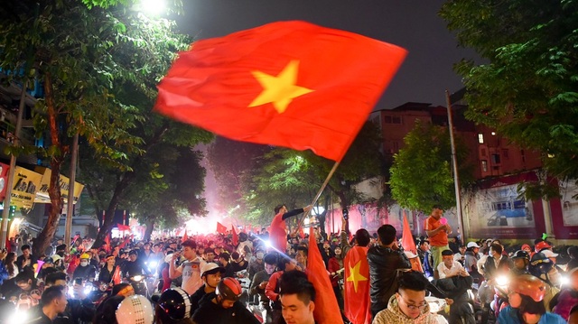 Hàng nghìn cổ động viên đổ về hồ Gươm ăn mừng chiến thắng trước Campuchia - 4 Cờ đỏ sao bay phấp phới.