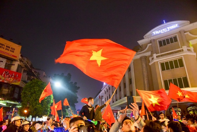 Hàng nghìn cổ động viên đổ về hồ Gươm ăn mừng chiến thắng trước Campuchia - 3 Hàng nghìn cổ động viên đổ về hồ Gươm ăn mừng chiến thắng trước Campuchia - 3