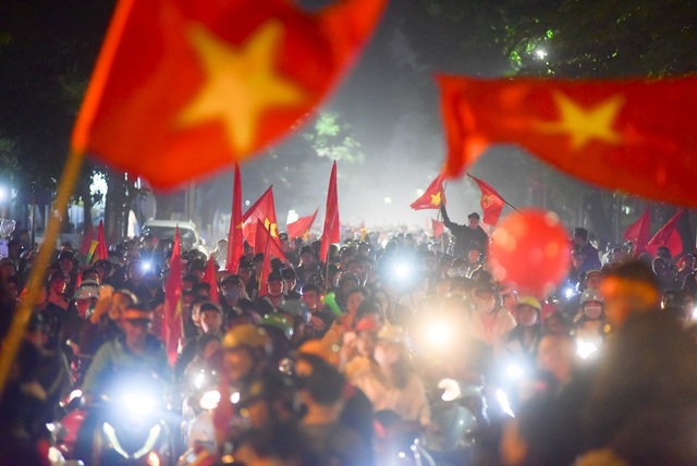 Hàng nghìn cổ động viên đổ về hồ Gươm ăn mừng chiến thắng trước Campuchia - 9 Không khí đường phố Hà Nội tưng bừng, rộn ràng.