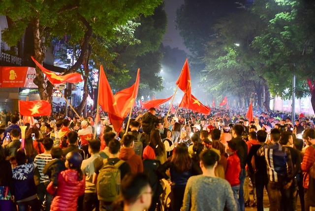 Hàng nghìn cổ động viên đổ về hồ Gươm ăn mừng chiến thắng trước Campuchia - 2 Phố Hàng Bài, gần Hồ Gươm chật cứng người và xe. Tiếng hò reo của các cổ động viên vang một góc phố.