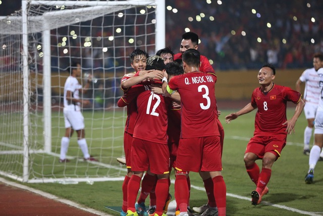 Đội tuyển Việt Nam và Malaysia vào bán kết: Kết cục được dự báo - 1 Đội tuyển Việt Nam đáp ứng sự kỳ vọng bằng ngôi nhất bảng A (ảnh: Huyền Trang)