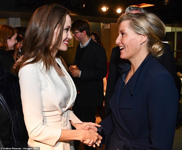 Angelina Jolie đẹp tinh tế và thanh lịch - 4
Sự kiện nhằm mục đích sử dụng sức mạnh của điện ảnh để giúp ngăn chặn sự phân biệt đối xử với nạn nhân của bạo lực tình dục