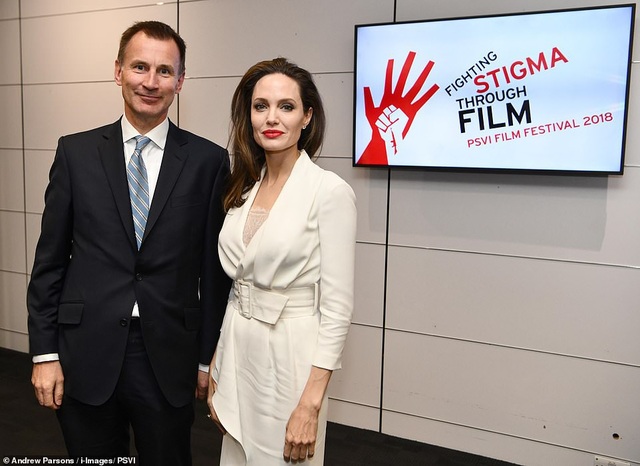 Angelina Jolie đẹp tinh tế và thanh lịch - 6
Nữ diễn viên cũng mở một quỹ phát triển cộng đồng, bây giờ được gọi là Quỹ Maddox Jolie-Pitt tại Campuchia năm 2003