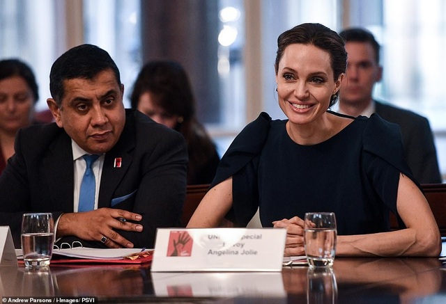 Angelina Jolie đẹp tinh tế và thanh lịch - 19
Trước đó minh tinh 43 tuổi cũng tham dự một cuộc họp tại Văn phòng Ngoại giao với Đặc phái viên của Thủ tướng Chính phủ về phòng ngừa Bạo lực Tình dục