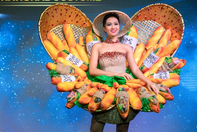 Trang phục dân tộc “bánh mì” của H'Hen Niê gây tranh cãi - 2 Kết quả, trang phục Bánh mì đã được chọn, so với bản thiết kế từng được HHen Niê mặc trước đó, trang phục này được thay đổi với váy cup ngực. Người đẹp khoe trọn vai trần quyến rũ vóc dáng gợi cảm.
