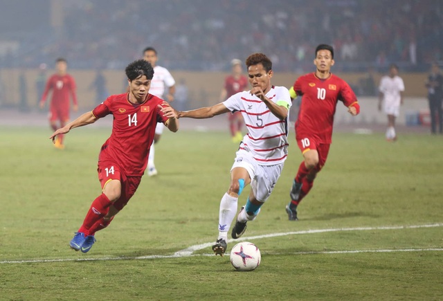 Việt Nam 3-0 Campuchia: Giành ngôi đầu bảng - 2
Công Phượng đang chơi đầy năng nổ trên sân